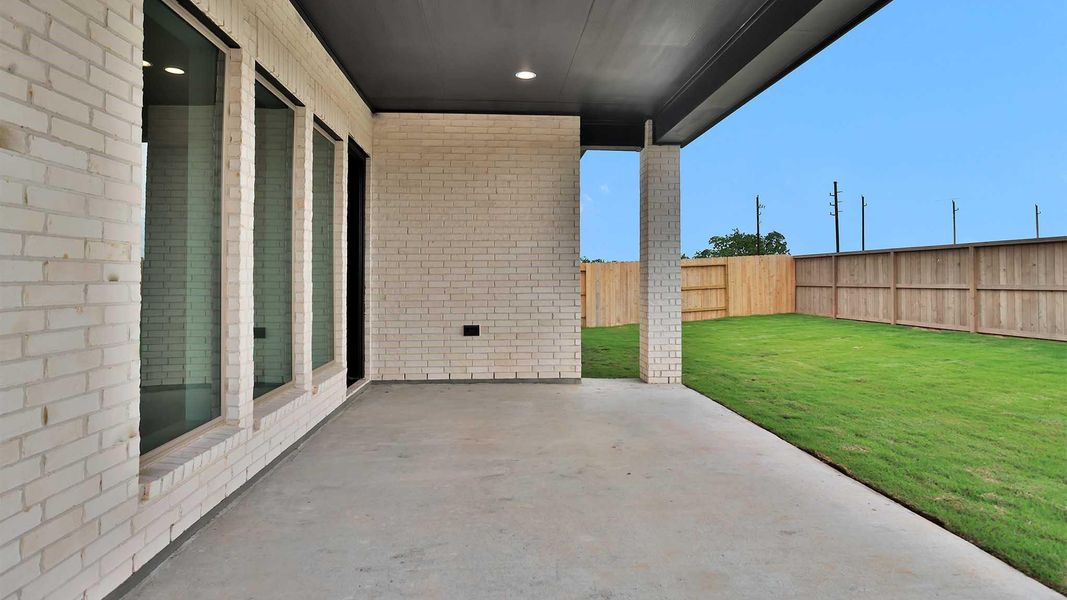 Exterior details and patio area of a home in Grange, Katy (Image 3).