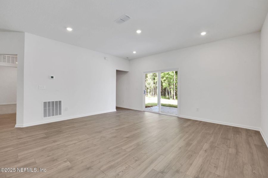 Spacious, unfurnished interior of a new home in Bellbrooke, Jacksonville (Image 20).
