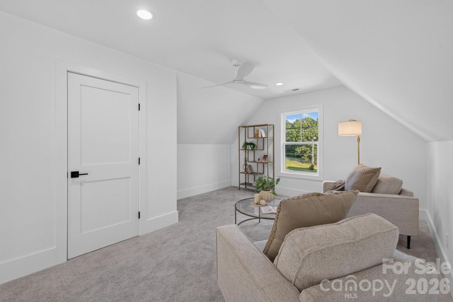 3rd floor with closet
