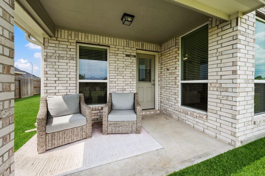 Exterior details and patio area of a home in Champions Forest 90', Mont Belvieu (Image 3).