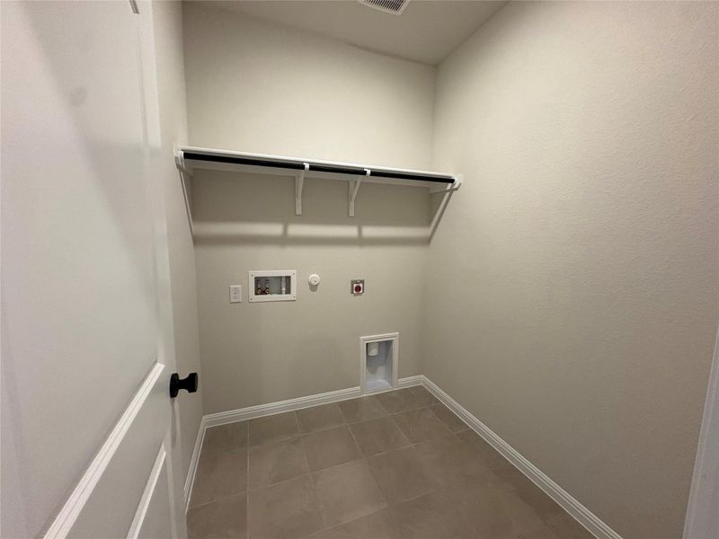 Spacious, unfurnished interior of a new home in Willow Springs, Buda (Image 18).