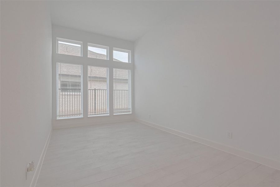 Spacious, unfurnished interior of a new home in Lago Mar, Texas City (Image 25).