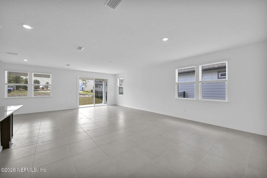 Spacious, unfurnished interior of a new home in Hyland Trail, Green Cove Springs (Image 14).