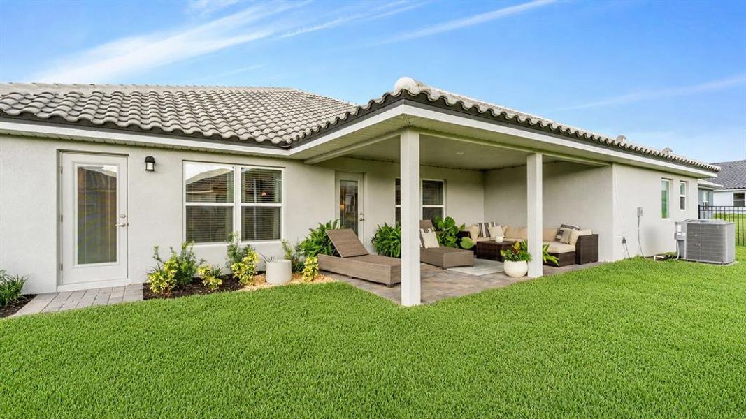 Exterior details and patio area of a home in Lake Juliana Estates, Auburndale (Image 4).