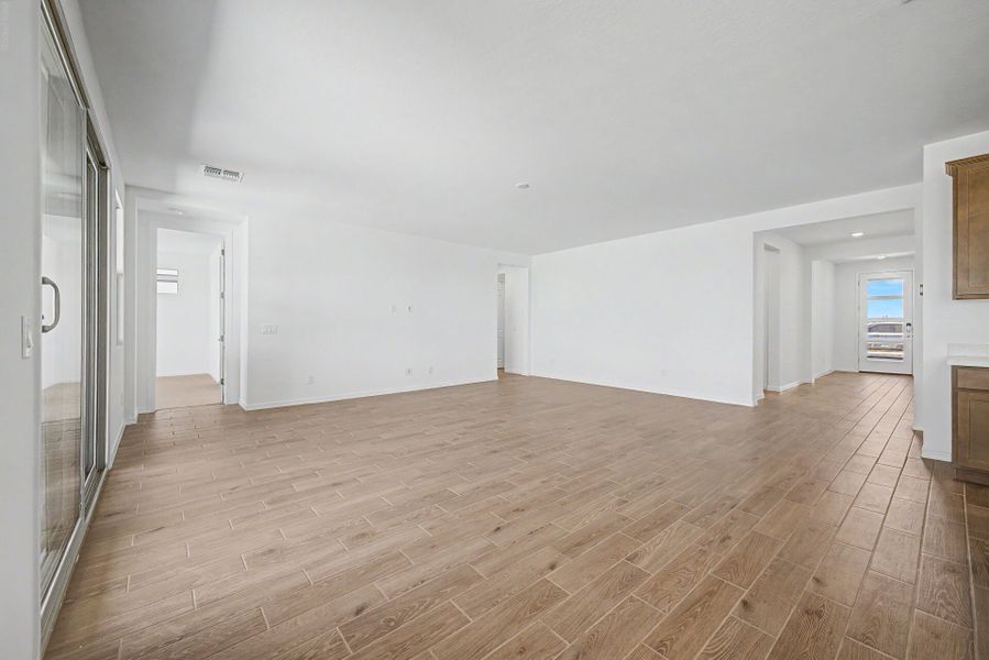 Spacious, unfurnished interior of a new home in White Tank Vistas, Waddell (Image 10).