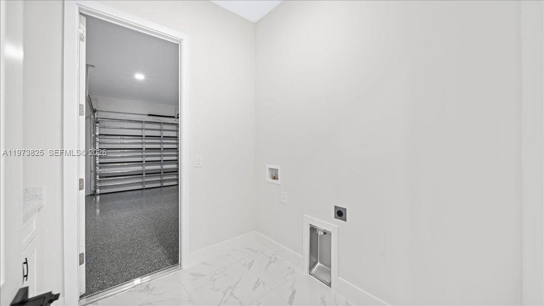 Spacious, unfurnished interior of a new home in , Cape Coral (Image 22).