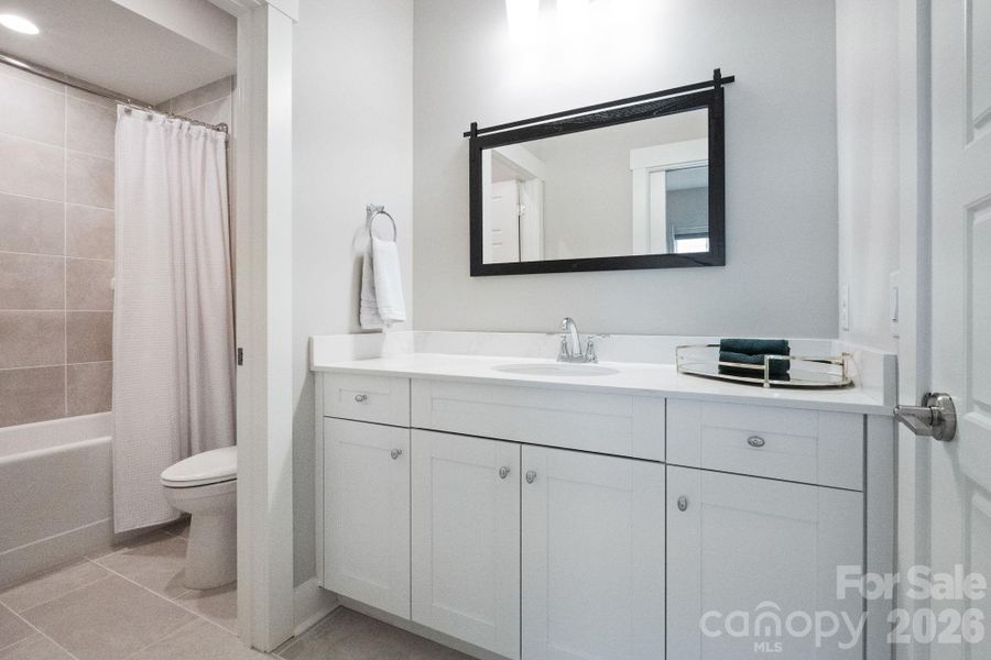 Ensuite full bath #3