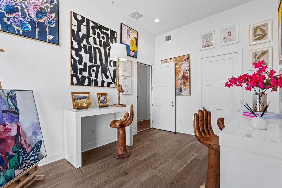 Office or bedroom, you decide!