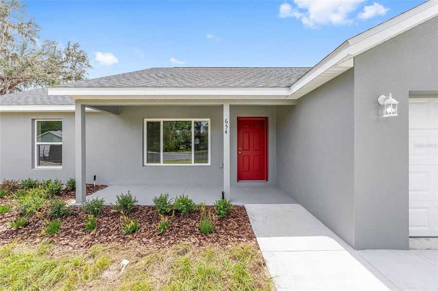 Exterior details and patio area of a home in , Dunnellon (Image 4).