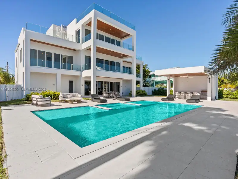 Condo located in Marathon, FL showcasing its design and architecture (Image 5).