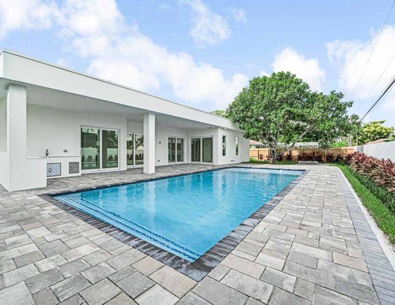 Exterior details and patio area of a home in , Lake Worth (Image 30).