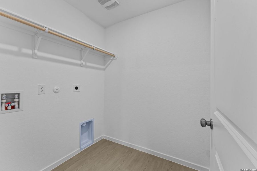 Spacious, unfurnished interior of a new home in Sky Ranch, New Braunfels (Image 33).