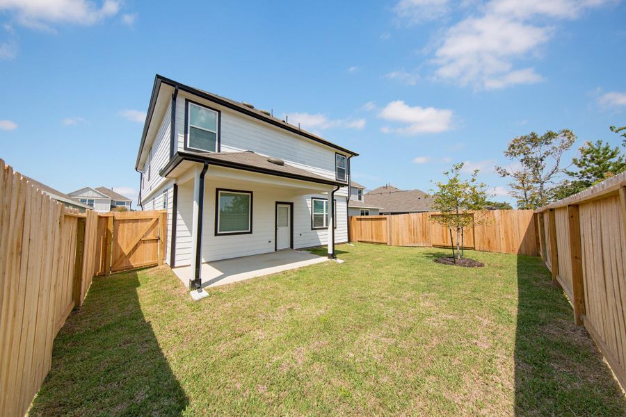 Exterior details and patio area of a home in Cliffstone Hills, Conroe (Image 3).