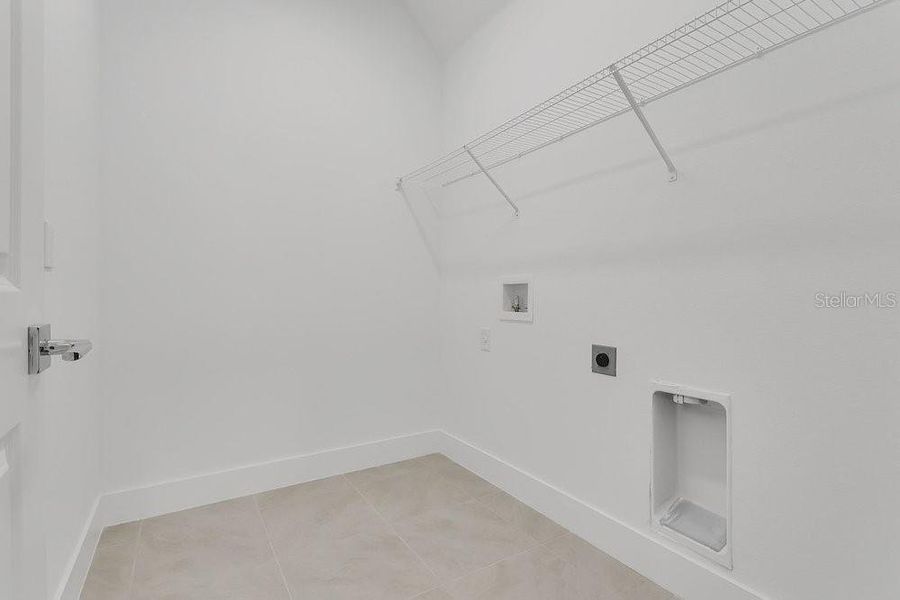 Spacious, unfurnished interior of a new home in Yucatan Gardens, Orlando (Image 24).