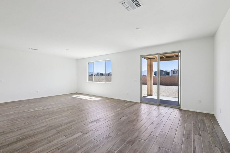 Spacious, unfurnished interior of a new home in Entrada Del Toro at Rancho Sahuarita, Sahuarita (Image 6).