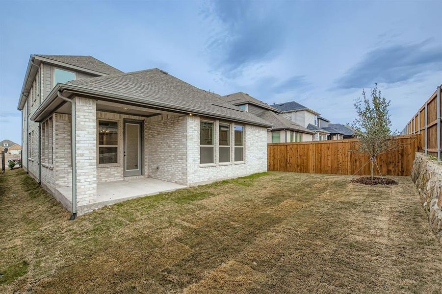 Exterior details and patio area of a home in Hillstead, Lavon (Image 18).