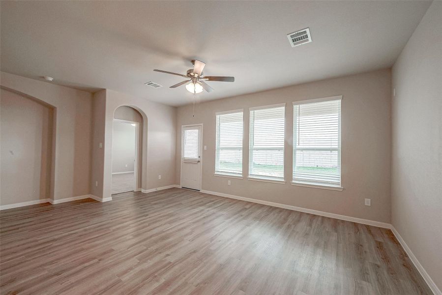 Spacious, unfurnished interior of a new home in Rollingbrook Estates, Baytown (Image 12). Spacious, unfurnished interior of a new home in Rollingbrook Estates, Baytown (Image 12).