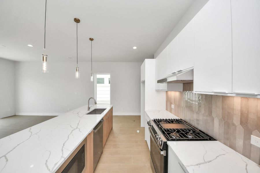 Furnished interior view inside a new home in Alicante, Houston (Image 7).