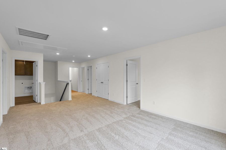 Spacious, unfurnished interior of a new home in Lynbrook, Boiling Springs (Image 22).
