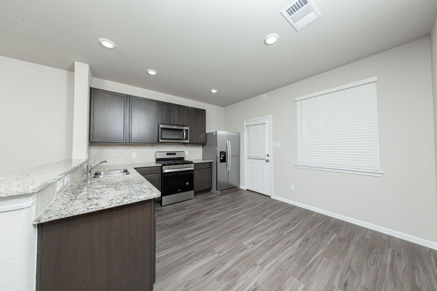 Furnished interior view inside a new home in Mackenzie Creek, Conroe (Image 7).