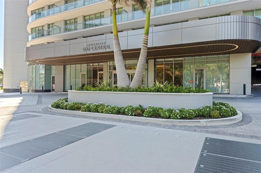 Condo located in St. Petersburg, FL showcasing its design and architecture (Image 3).