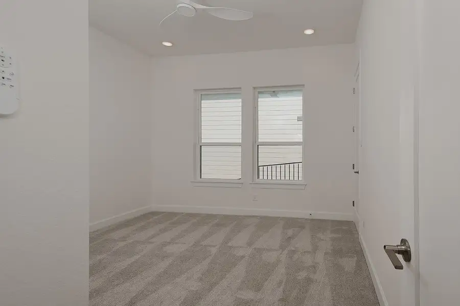 Spacious, unfurnished interior of a new home in Lake Breeze, Willis (Image 22).