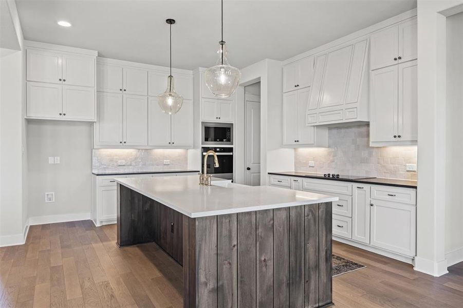 Furnished interior view inside a new home in Waterfall Ranch - 1 Acre Lots, Waxahachie (Image 17). Furnished interior view inside a new home in Waterfall Ranch - 1 Acre Lots, Waxahachie (Image 17).