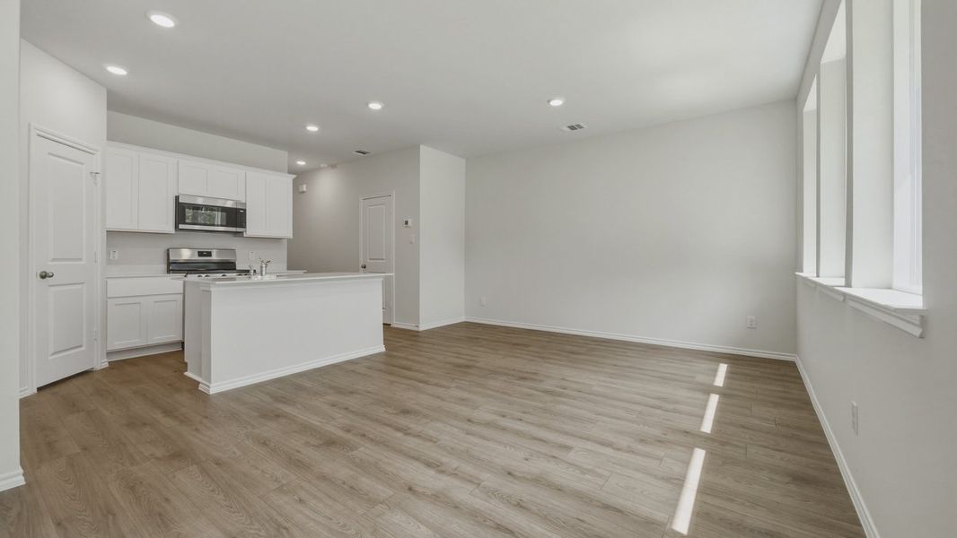 Spacious, unfurnished interior of a new home in Stonewood, Sulphur Springs (Image 6).