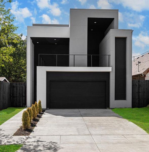 Exterior details and patio area of a home in , Dallas (Image 1).
