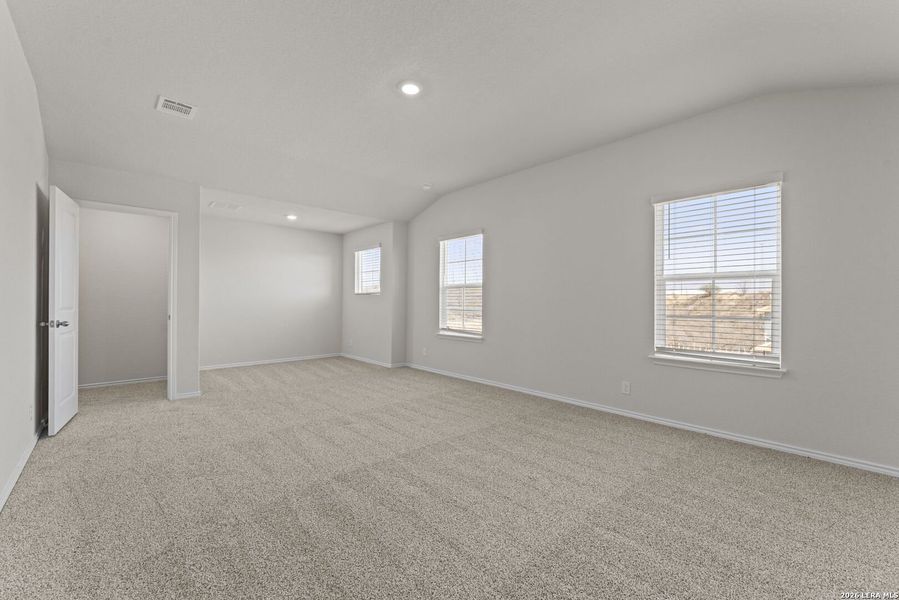 Spacious, unfurnished interior of a new home in Applewood, San Antonio (Image 19). Spacious, unfurnished interior of a new home in Applewood, San Antonio (Image 19).