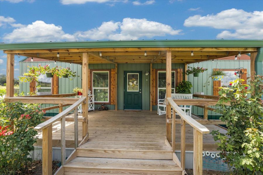 Exterior details and patio area of a home in , Brenham (Image 1).