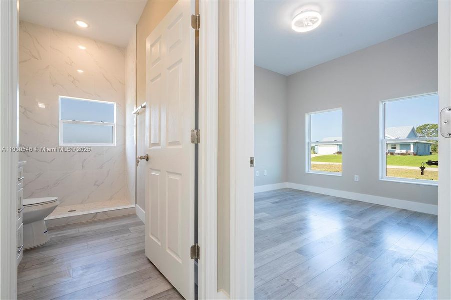 Spacious, unfurnished interior of a new home in , Sebring (Image 30).