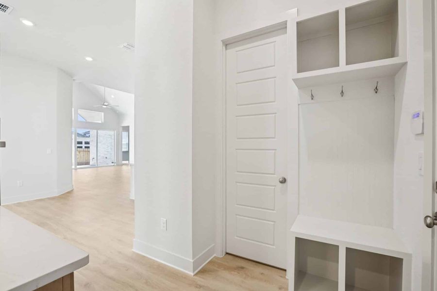 Spacious, unfurnished interior of a new home in Sunfield, Buda (Image 24).