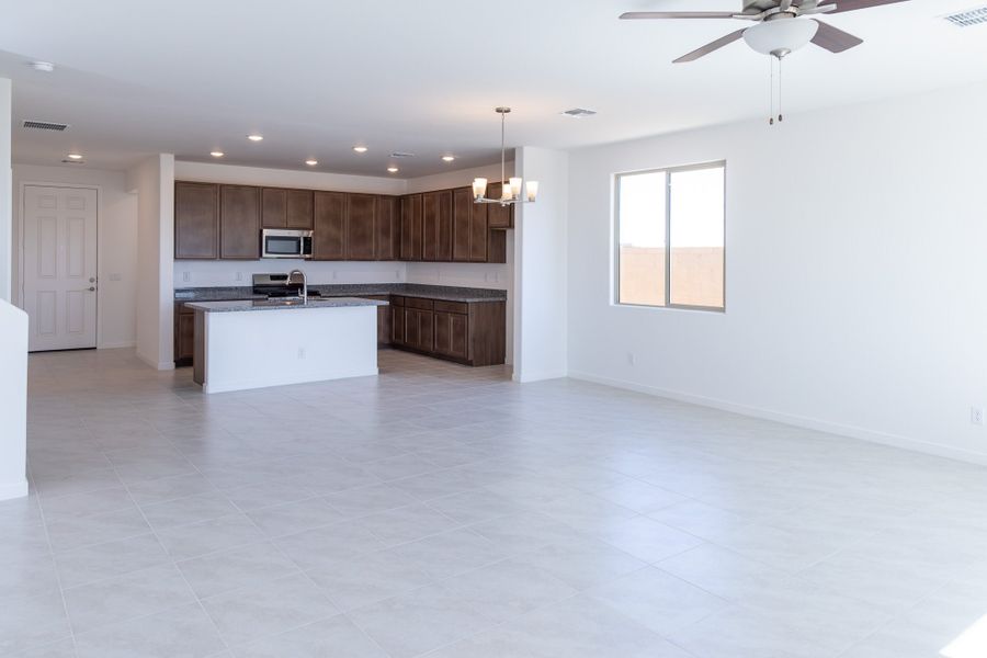 Spacious, unfurnished interior of a new home in Rancho Santa Rosa, Maricopa (Image 14).