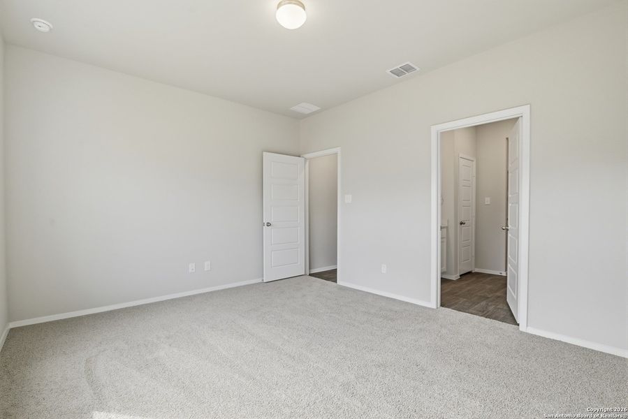 Spacious, unfurnished interior of a new home in Hunters Ranch, San Antonio (Image 16).