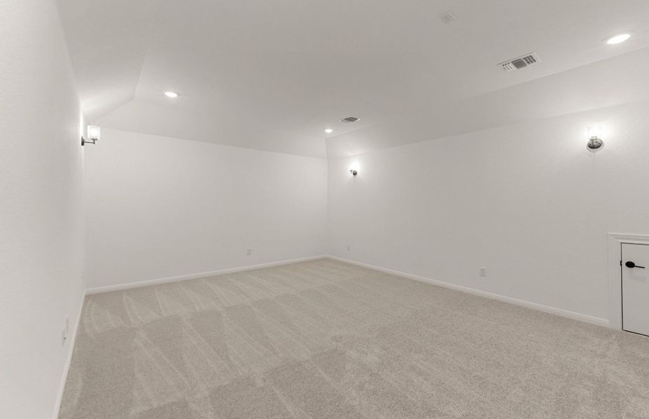 Spacious, unfurnished interior of a new home in Crescent Bluff, Georgetown (Image 34).