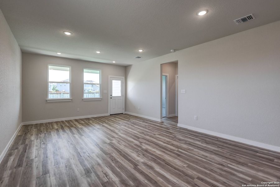 Spacious, unfurnished interior of a new home in Cinco Lakes, San Antonio (Image 18).