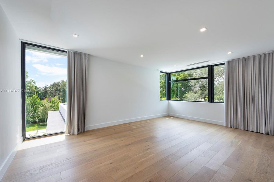 Spacious, unfurnished interior of a new home in , Pinecrest (Image 38).