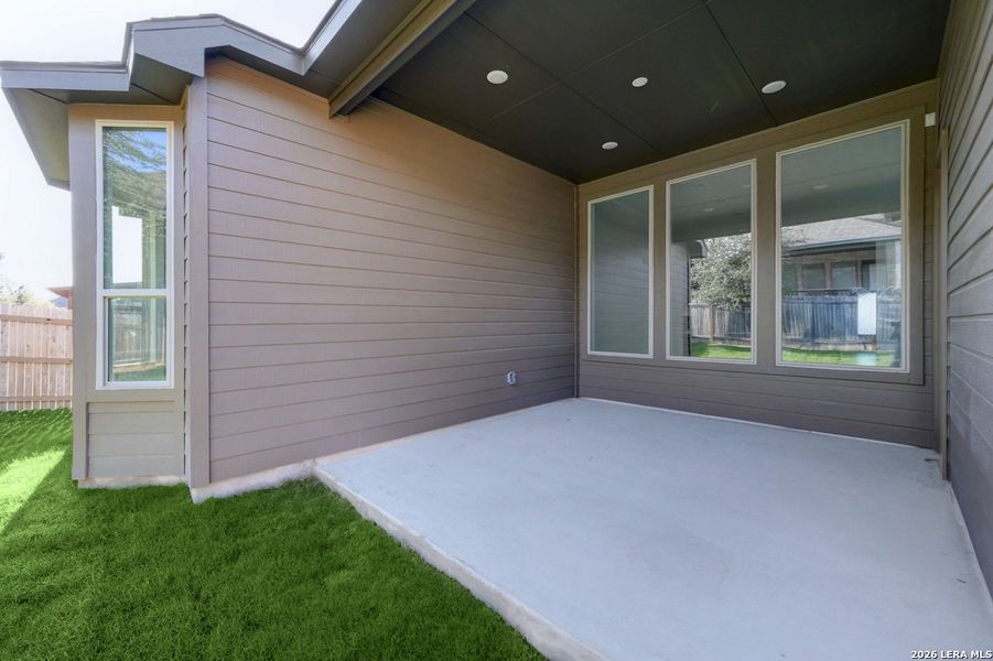 Exterior details and patio area of a home in Weston Oaks, San Antonio (Image 2).
