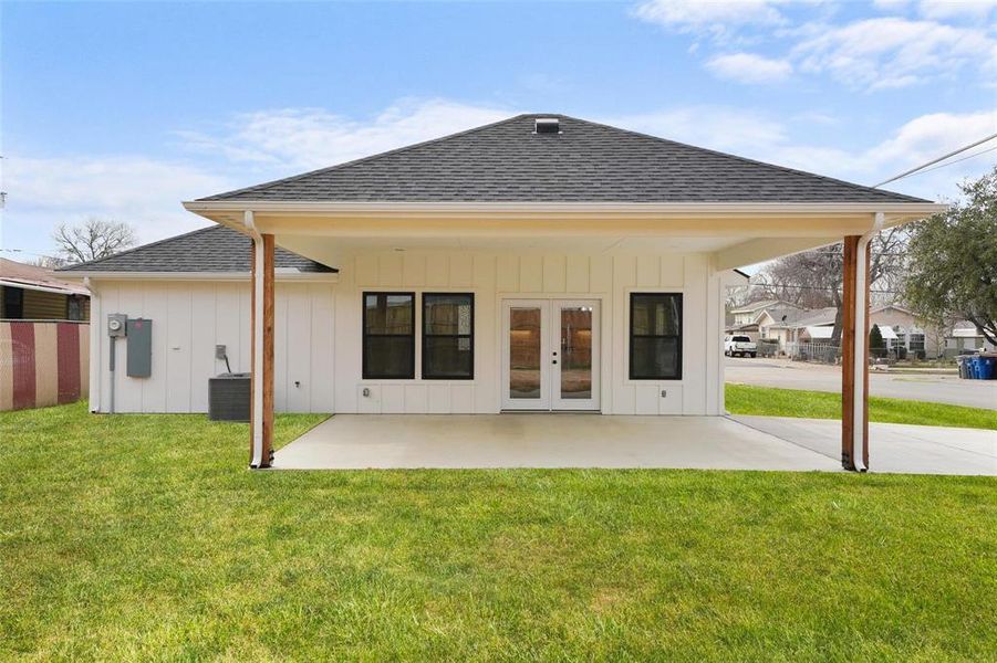 Exterior details and patio area of a home in , Dallas (Image 3).