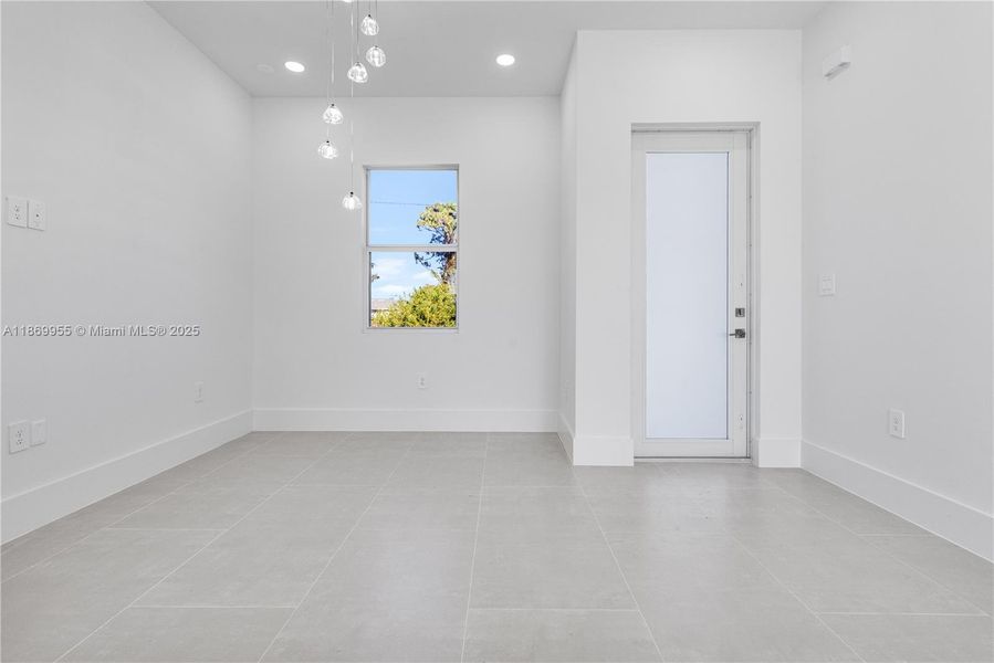 Spacious, unfurnished interior of a new home in , Lehigh Acres (Image 7).