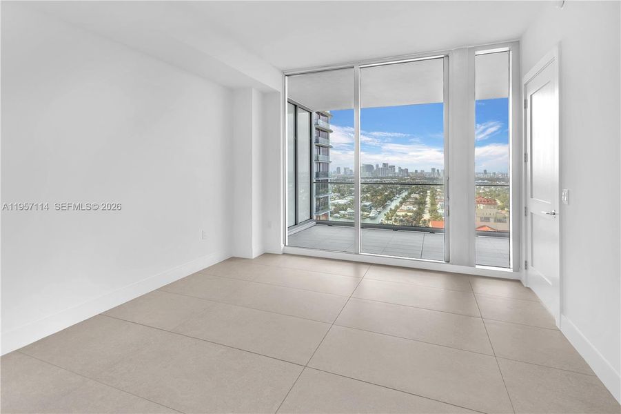 Spacious, unfurnished interior of a new home in , Fort Lauderdale (Image 18).