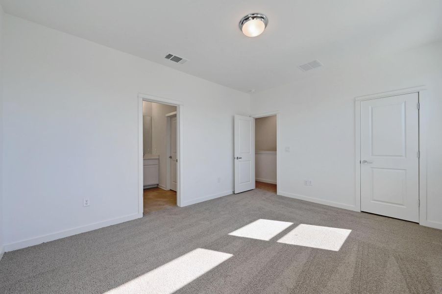 Spacious, unfurnished interior of a new home in , Buda (Image 16).
