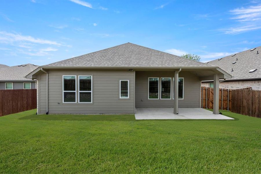 1404-elle-ln-aubrey-tx-rear-exterior-covered-patio
