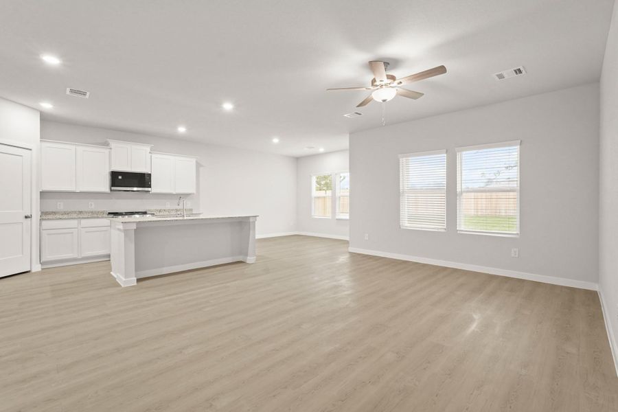 Spacious, unfurnished interior of a new home in Lakes at Crockett Martin, Conroe (Image 24).