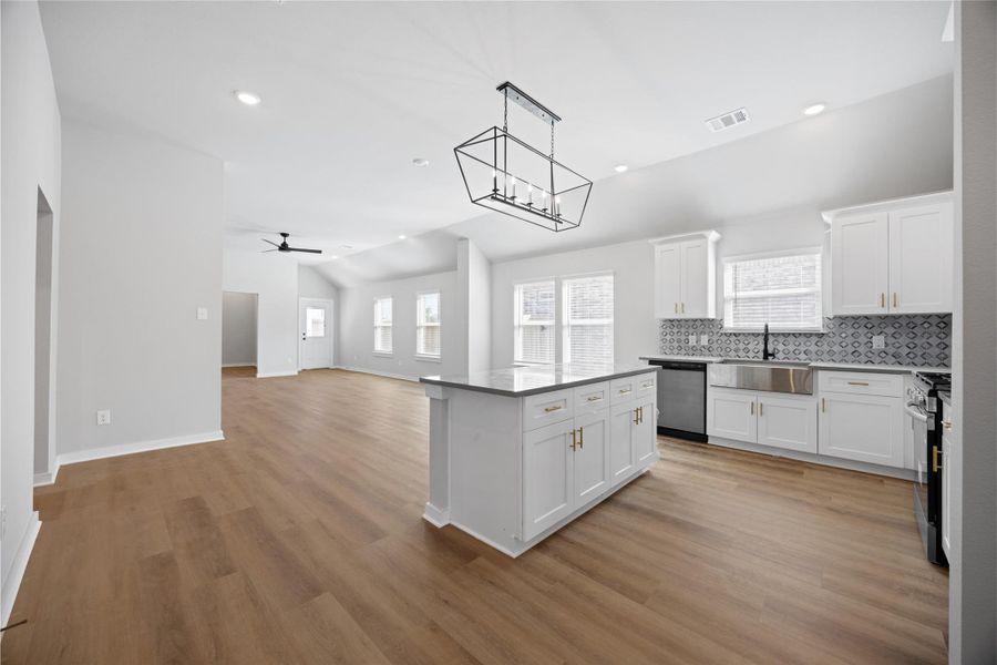 Spacious, unfurnished interior of a new home in Kendall Lakes, Alvin (Image 20). Spacious, unfurnished interior of a new home in Kendall Lakes, Alvin (Image 20).