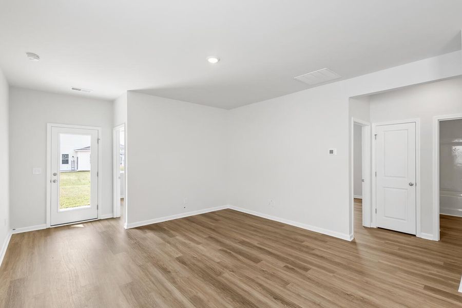 Spacious, unfurnished interior of a new home in Carolina Groves, Moncks Corner (Image 14).