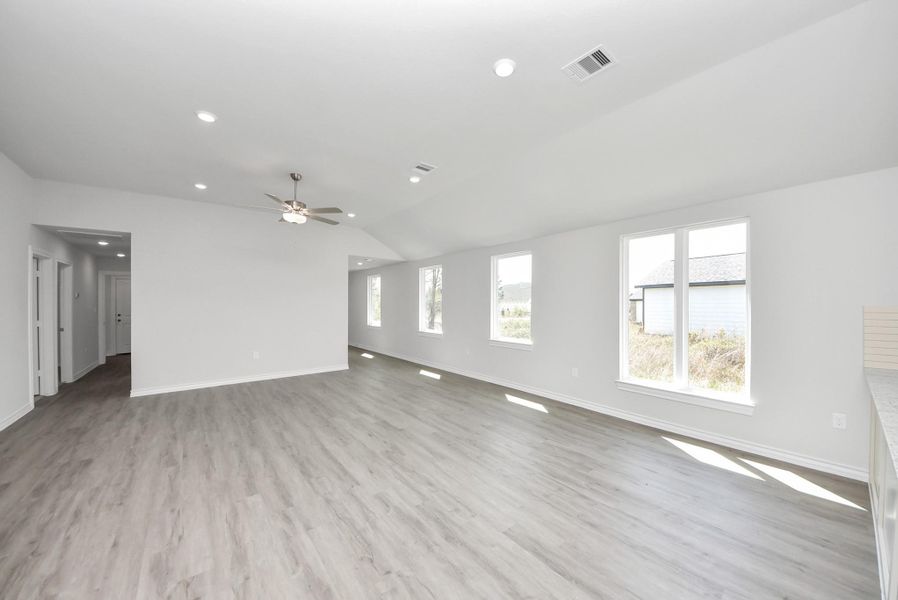 Spacious, unfurnished interior of a new home in Santa Fe, Cleveland (Image 29).