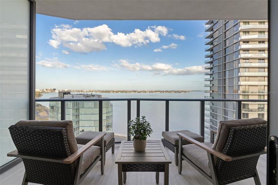 Condo located in Tampa, FL showcasing its design and architecture (Image 33).