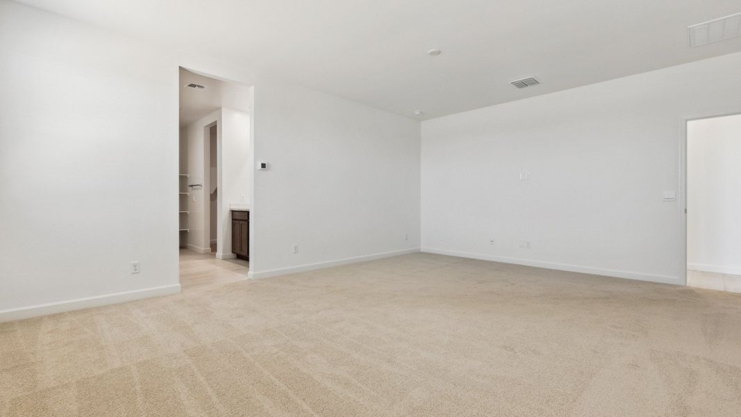 Spacious, unfurnished interior of a new home in Zanjero Pass, Waddell (Image 17).